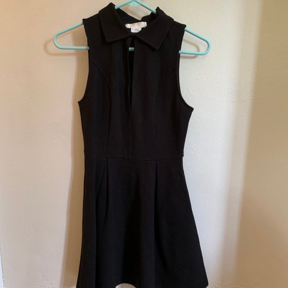 Black sleeveless dress